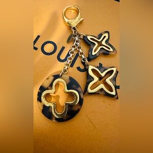 💥💥💥Louis Vuitton Tortoise Shell Resin Insolence Bag Charm and Key Holder.
